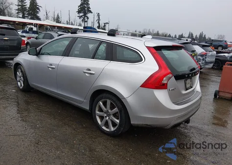 2016 Volvo V60 T5 Drive-E Premier z USA, uszkodzony, nr VIN YV140MEKXG1290426